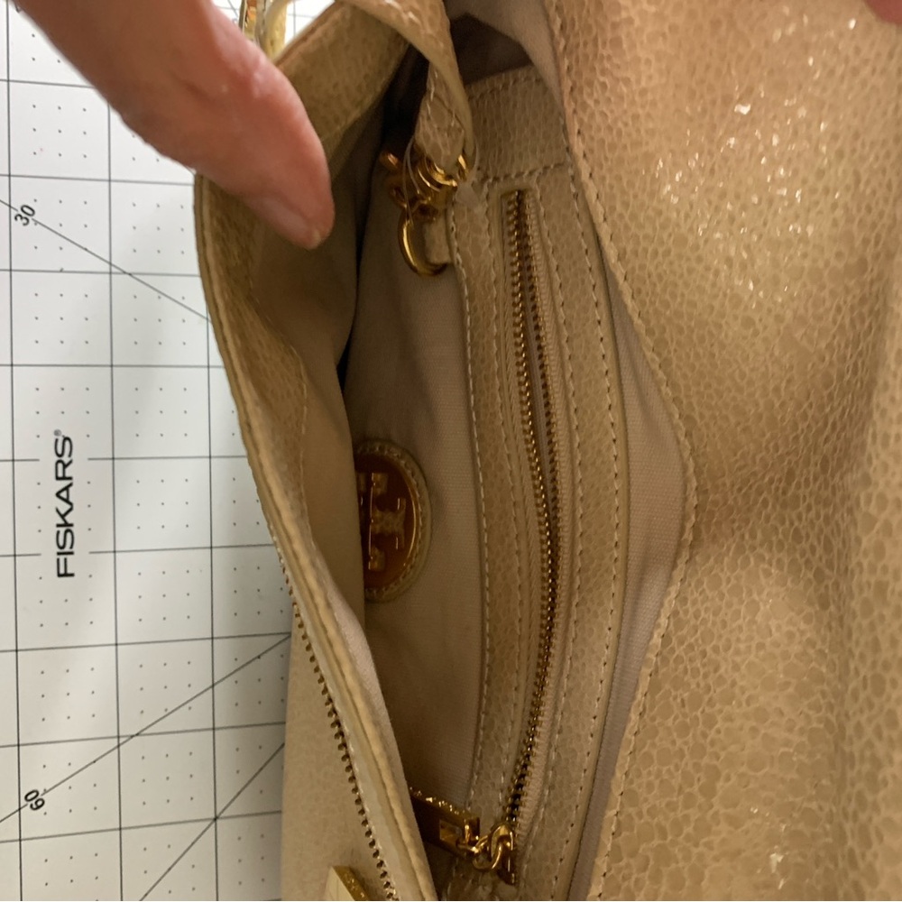NWOT Tory Burch Beige Shoulder Bag with Gold Chain - Picture 9 of 12